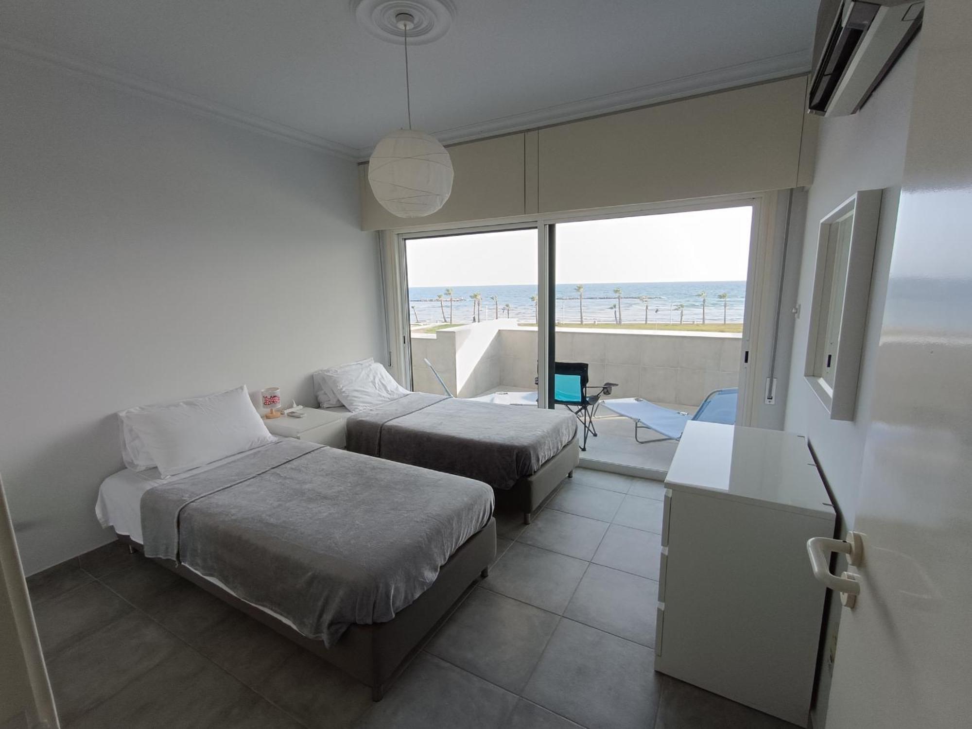 Julie'S Beach House オロクリニ エクステリア 写真